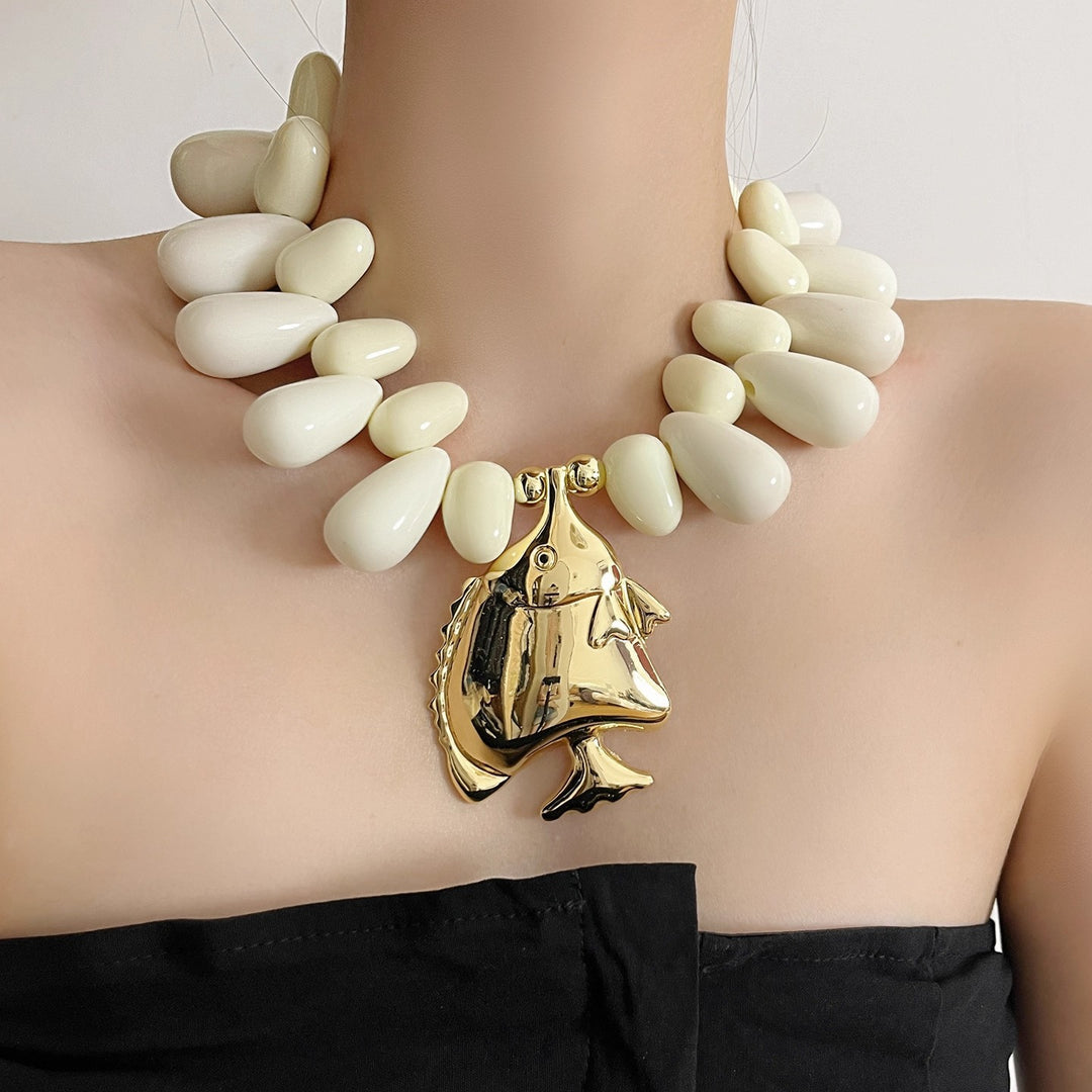 قلادة جريئة من الخرز مع قلادة ذهبية على شكل سمكة – ماريناتلي
