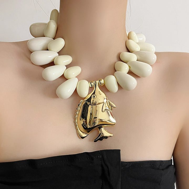 قلادة جريئة من الخرز مع قلادة ذهبية على شكل سمكة – ماريناتلي