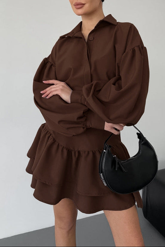طقم بلوزة بأكمام منفوخة وتنورة قصيرة مكشكشة – كاكاو