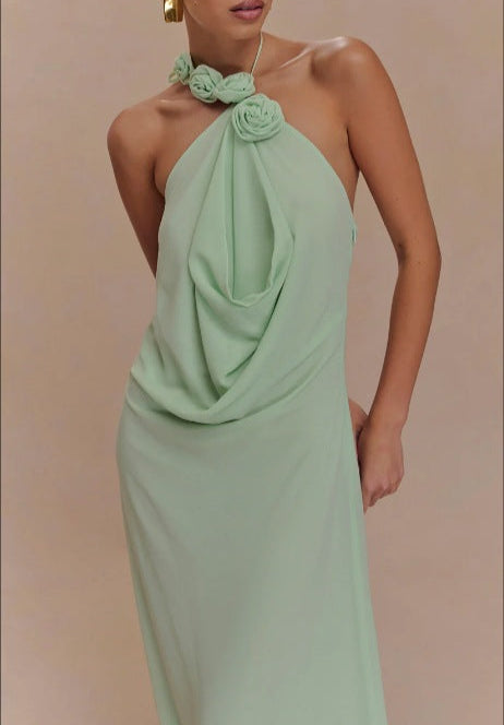 فستان منفوش بفتحة رقبة على شكل هالتر وتفاصيل زهور – أماراواتي