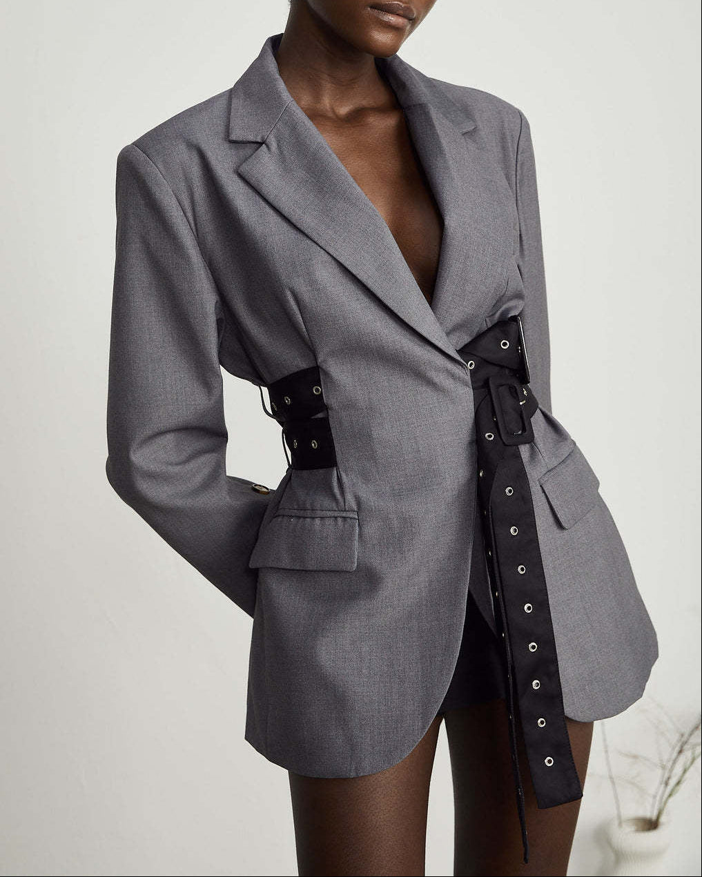 بليزر مصمم خصيصًا مع تفاصيل حزام الكورسيه - دوفيلا