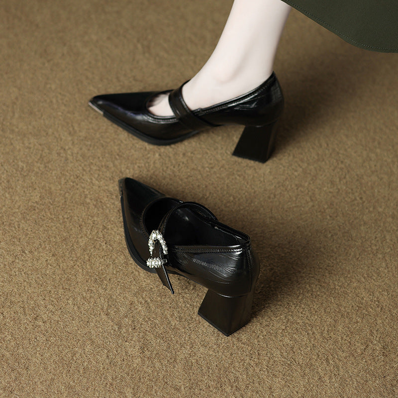 حذاء بكعب سميك بمقدمة مدببة وإبزيم كريستالي - فيفياندا