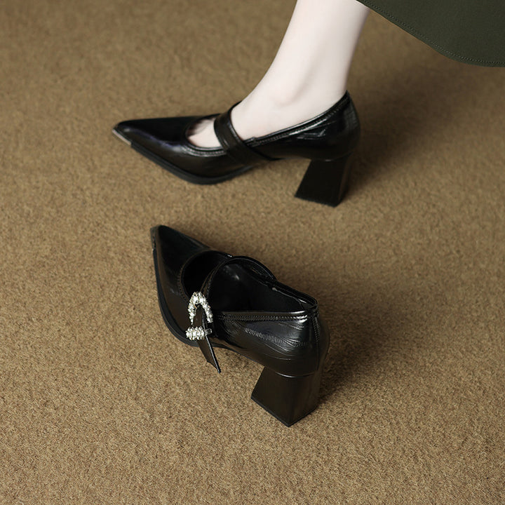 حذاء بكعب سميك بمقدمة مدببة وإبزيم كريستالي - فيفياندا