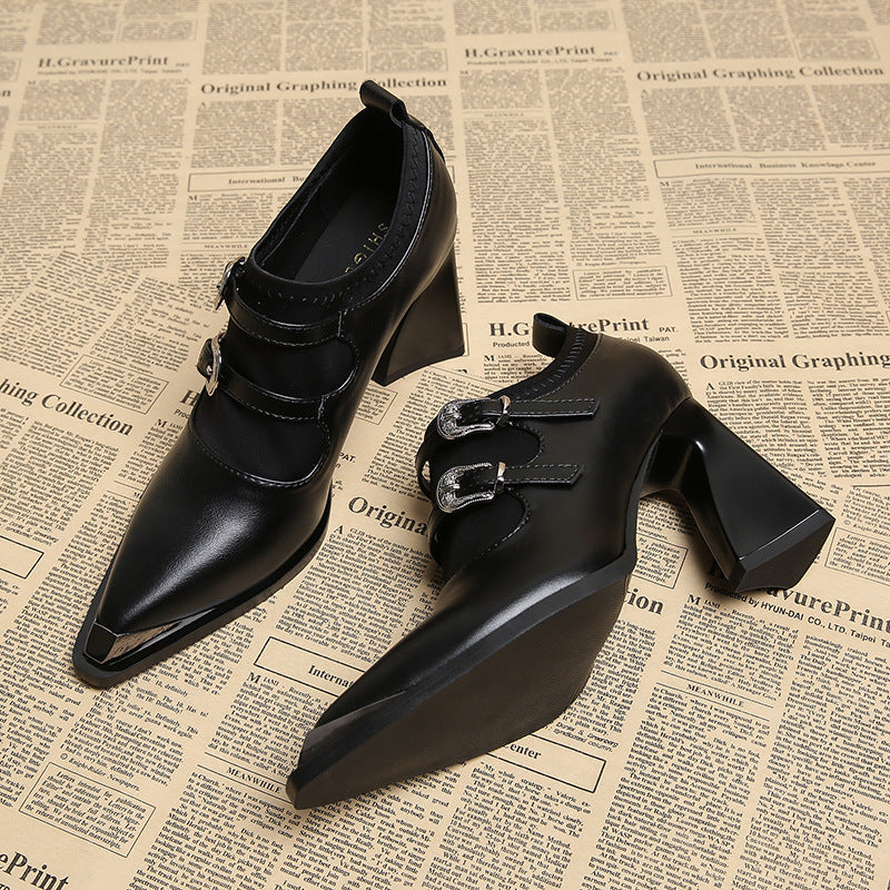 حذاء بكعب عريض ومقدمة مدببة وحزام بإبزيم مزدوج – فيرافتي