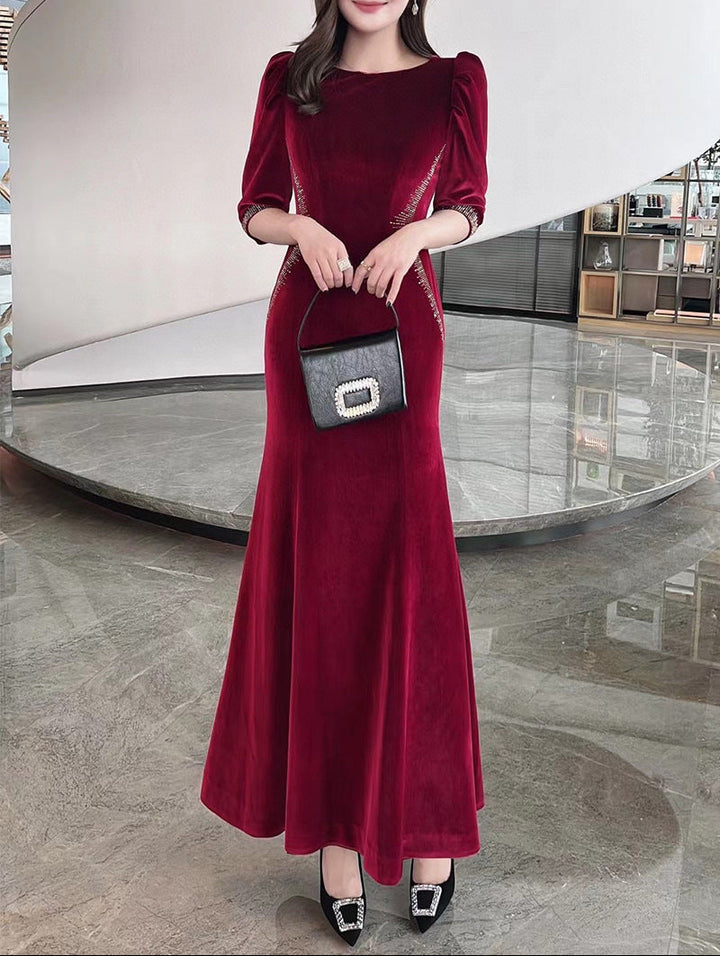 velvet evening gown with embellished contour – NOIRÉ