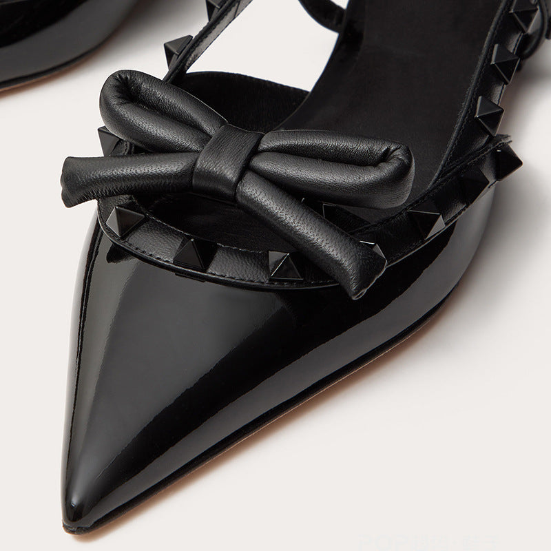 حذاء مسطح مدبب بتفاصيل قوس مرصعة بالمسامير - فيرازيا