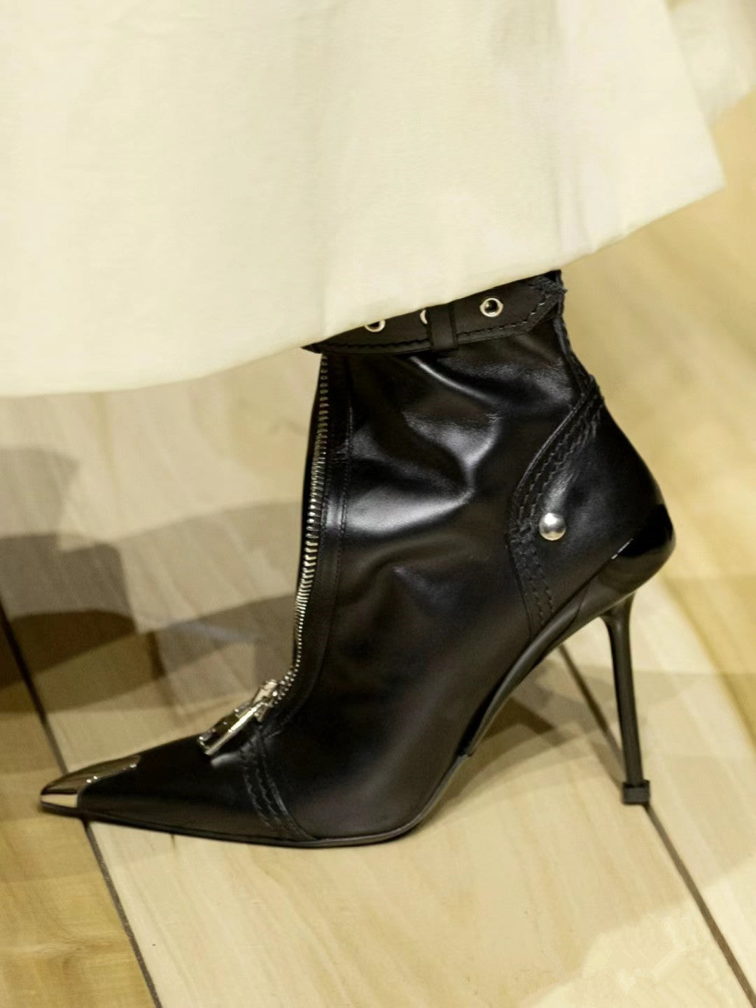 حذاء بكعب عالٍ بسحاب أمامي وطرف معدني - حافة قرمزية