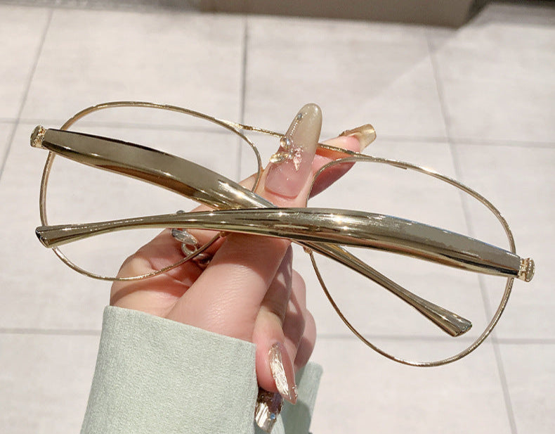 双层纹理圈式耳环，带有雕刻细节 – Akoma 