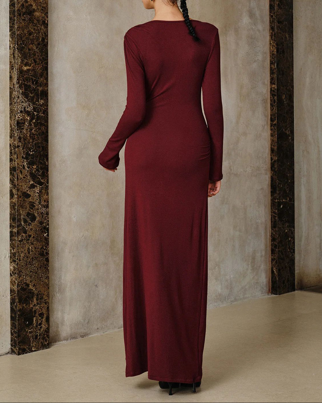 فستان طويل الأكمام منسدل مع لمسات ذهبية - مارا