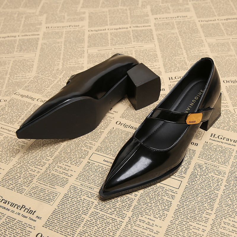 حذاء بكعب سميك بمقدمة مدببة وحزام ذهبي مميز - أوريلياوو