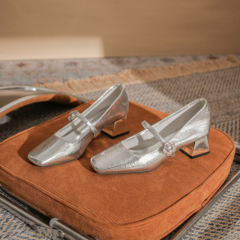 حذاء بكعب عريض مع حزام بإبزيم مزهر – كاميلروي