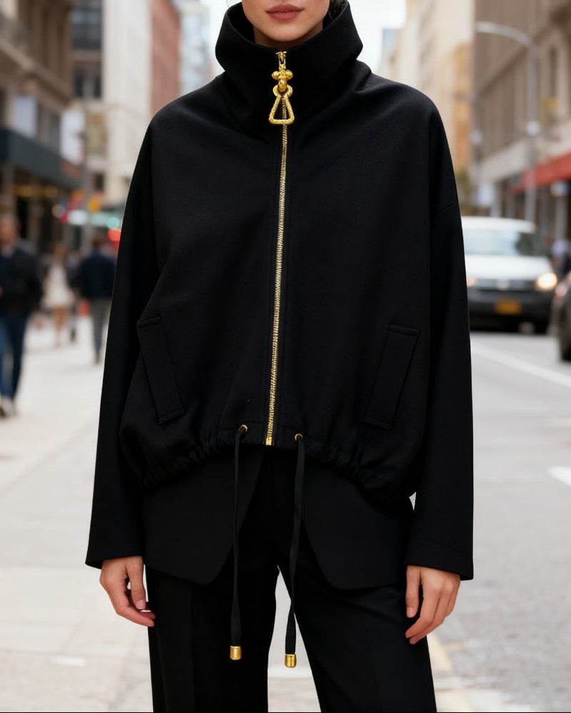 جاكيت بياقة عالية وسحاب أمامي مع حلية ذهبية - أوريا