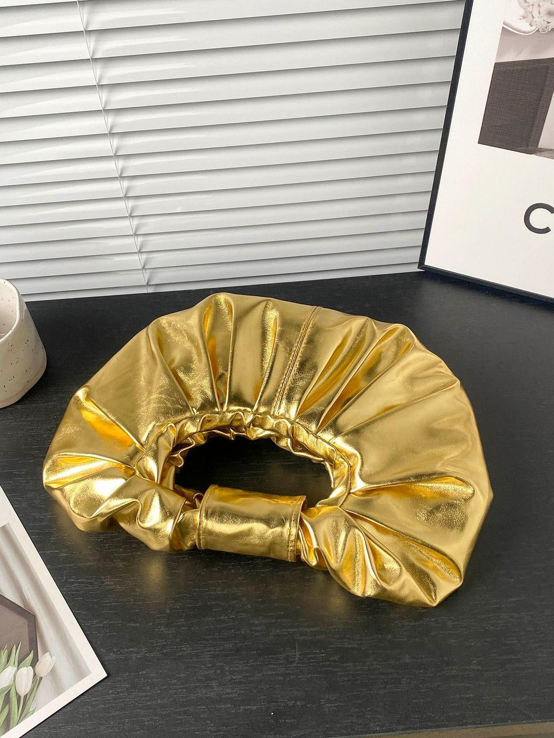 حقيبة بمقبض معدني مكشكش بتصميم دائري – نوفانفي