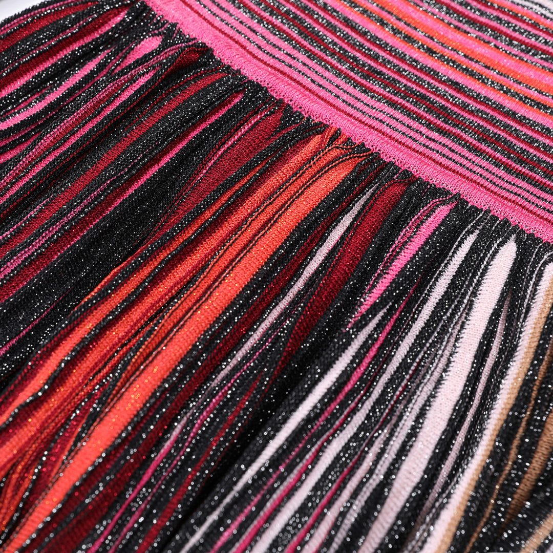 فستان محبوك بأكمام قصيرة مع تنورة مطوية متعددة الألوان – أستريديو