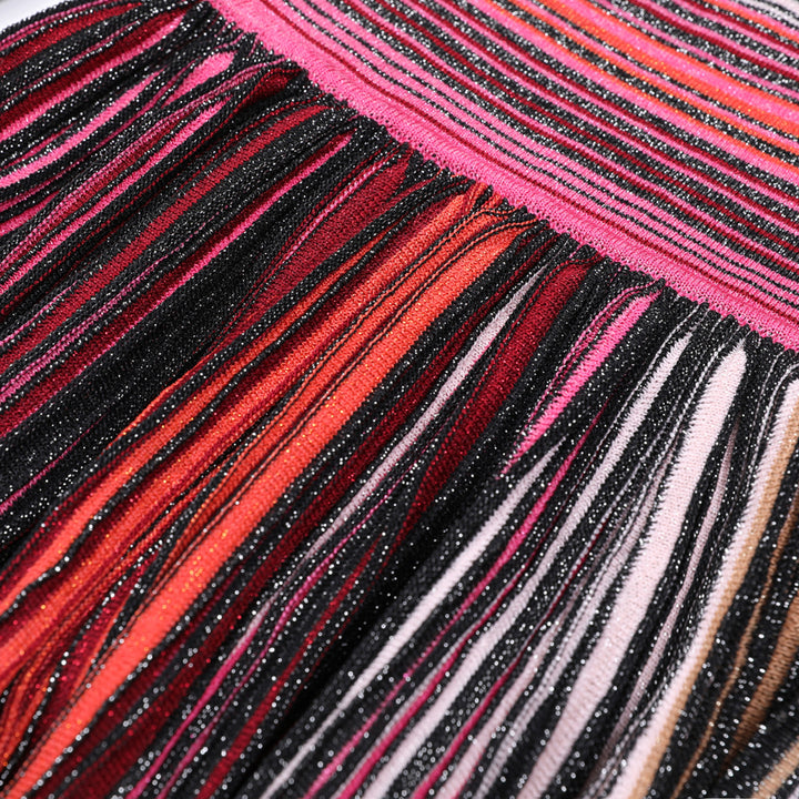 فستان محبوك بأكمام قصيرة مع تنورة مطوية متعددة الألوان – أستريديو