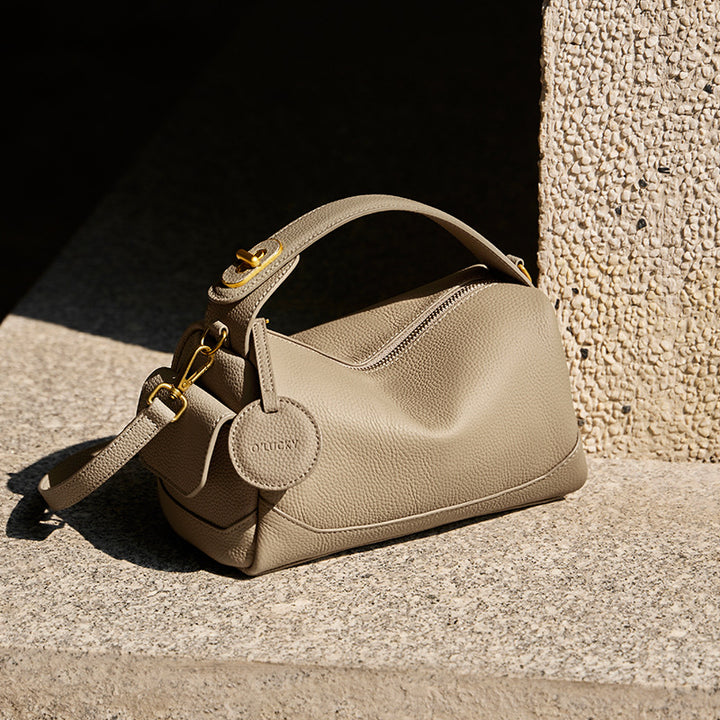 curved leather shoulder bag with gold buckle – SIRILA