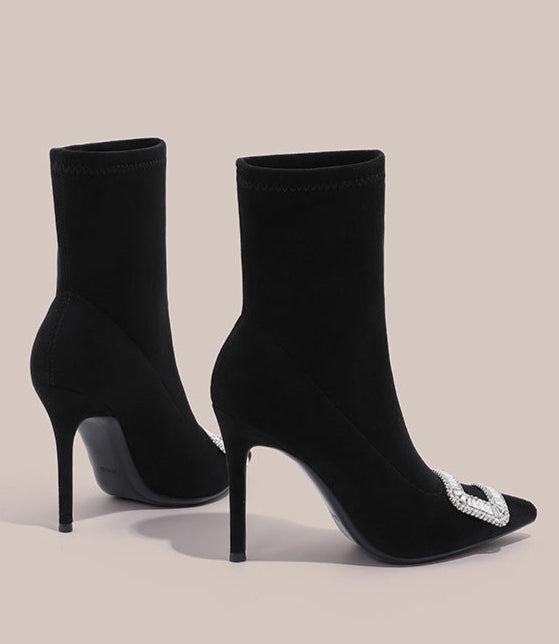 حذاء كاحل من جلد الغزال بمقدمة مدببة وإبزيم كريستالي – فالنتينرا