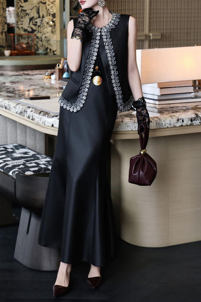 فستان بدون أكمام مُفصّل مع صدرية مُزخرفة مفتوحة من الأمام – داريا