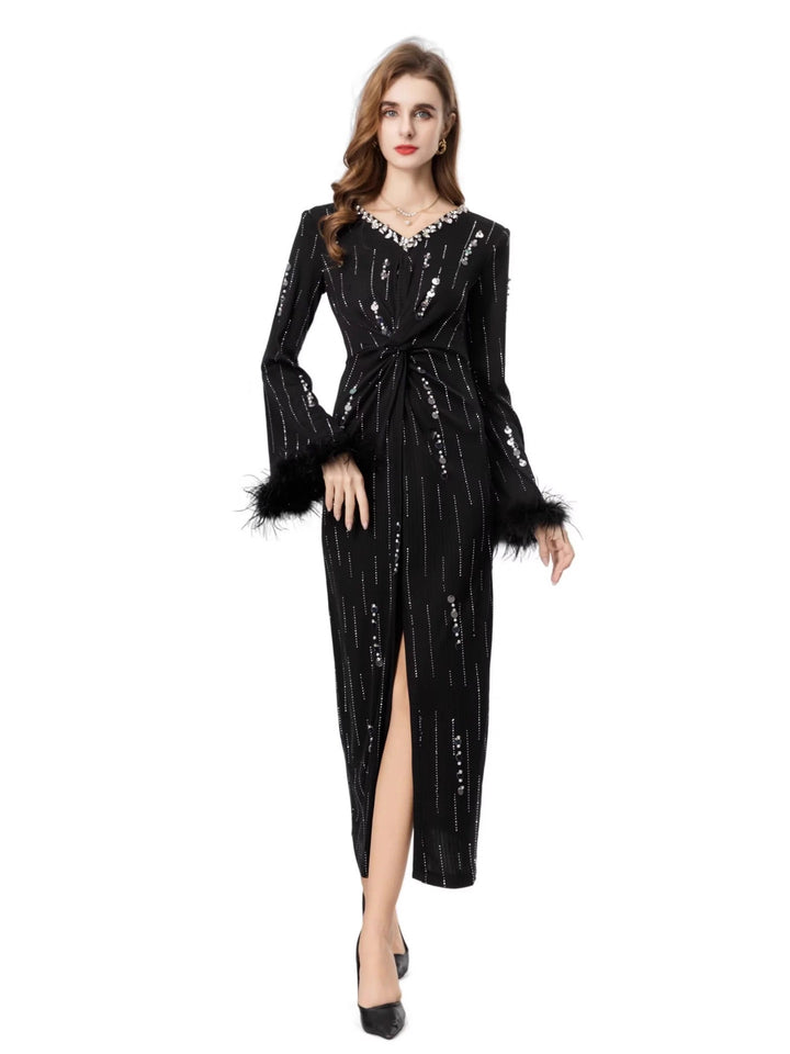 فستان مزخرف بفتحة وأكمام مزينة بالريش – فيفيانا