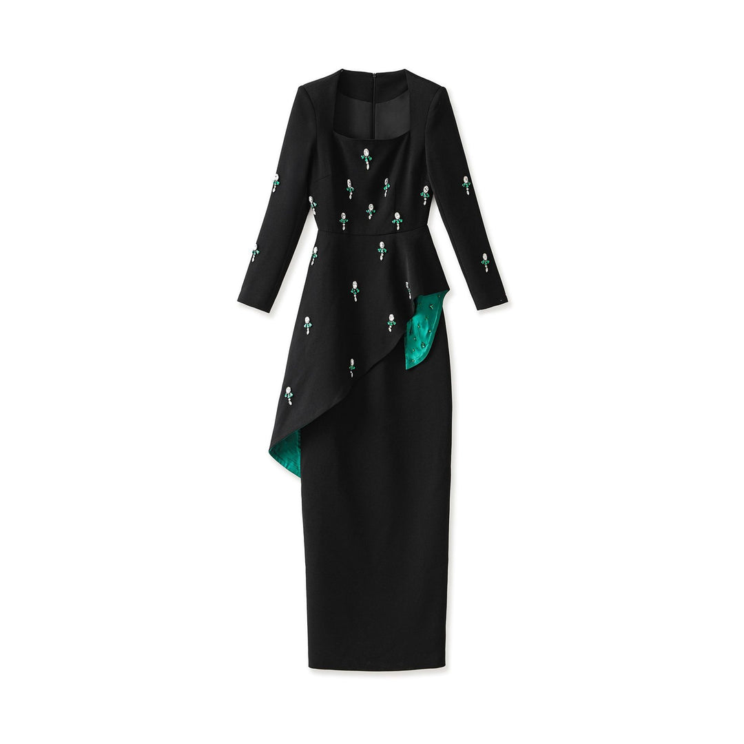 فستان مطرز غير متماثل بتفاصيل من الساتان الزمردي – نوير