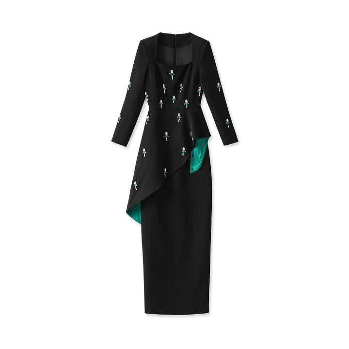 فستان مطرز غير متماثل بتفاصيل من الساتان الزمردي – نوير