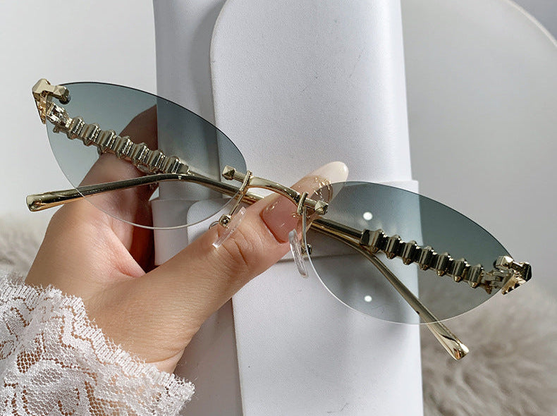 Ohrringe mit zweilagiger Textur und graviertem Detail – Akoma 