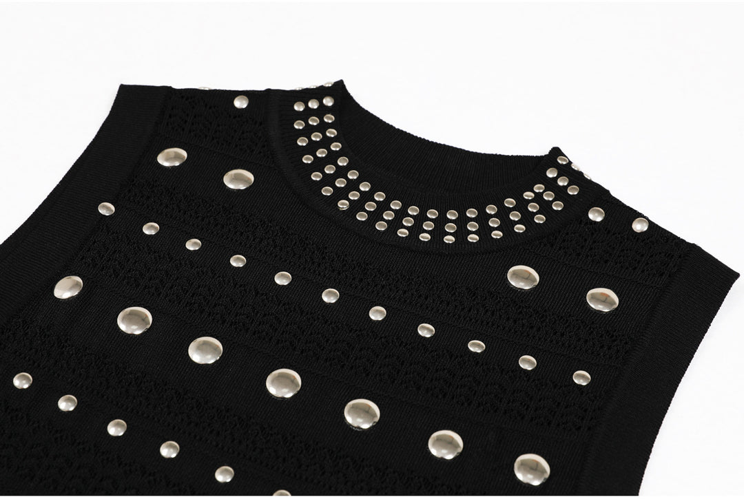 فستان عمودي بدون أكمام مع تفاصيل معدنية مرصعة بالمسامير - نوفالفي