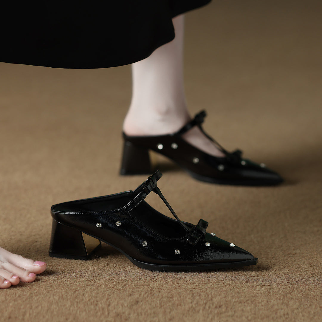 حذاء ميول مدبب بحزام فيونكة مرصع بالمسامير – نوراوتي