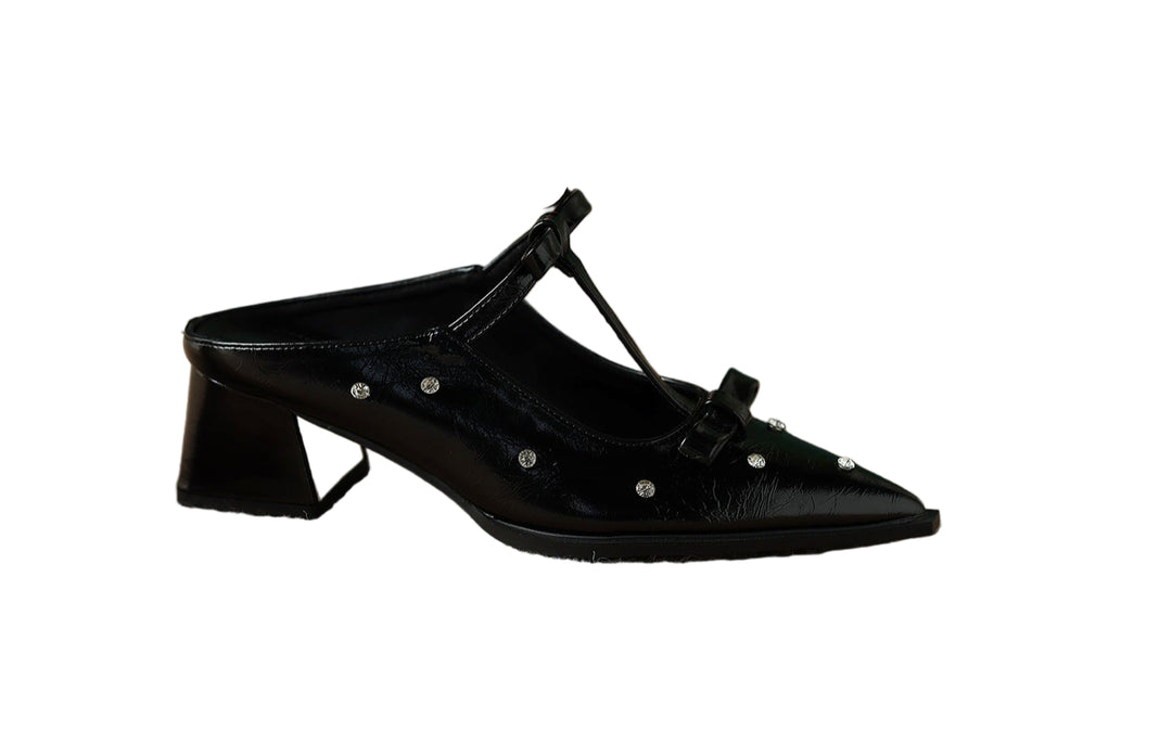 حذاء ميول مدبب بحزام فيونكة مرصع بالمسامير – نوراوتي