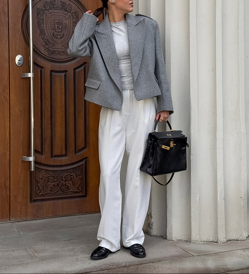 بدلة مصممة خصيصًا بأزرار ذهبية – مارون