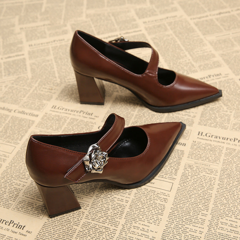 حذاء بكعب سميك بمقدمة مدببة وحزام مزين بالزهور – كاميلاكلي