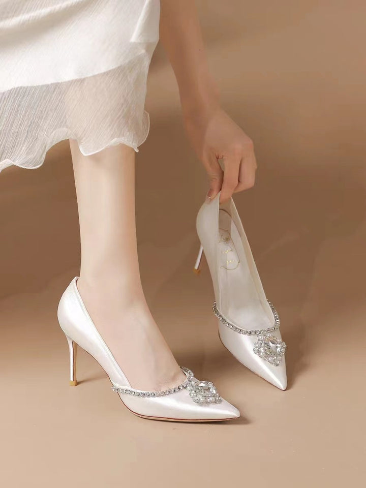 satin pointed pumps with crystal embellishment – AURORAZIA