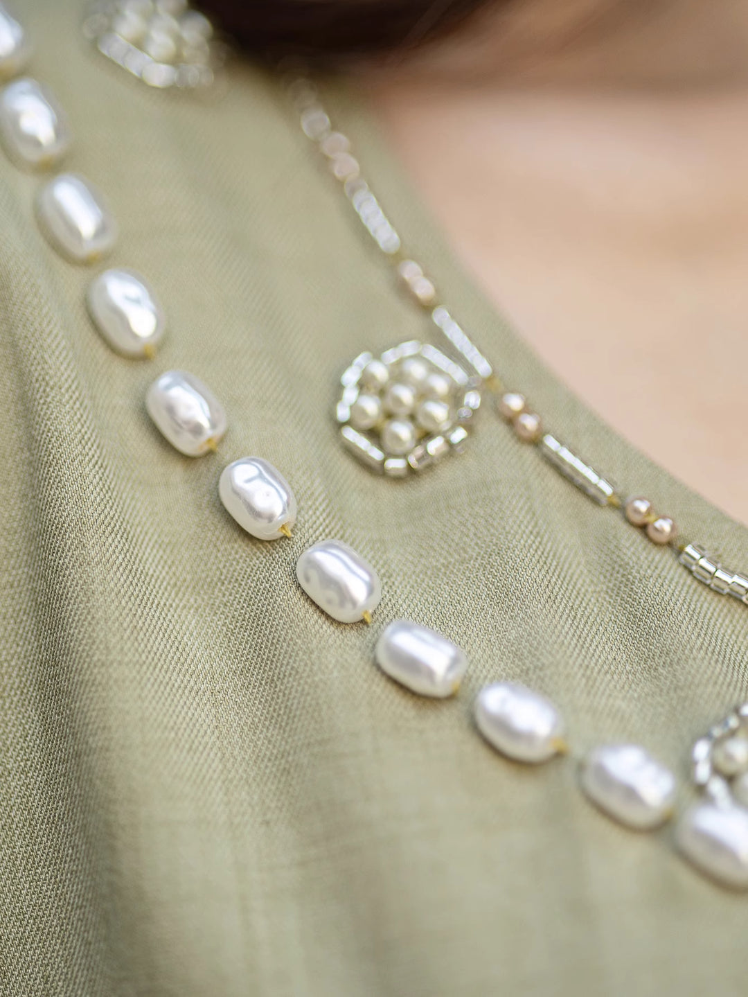 op maat gemaakte flare-pak met satijnen pofmouwen – VALENCIA 