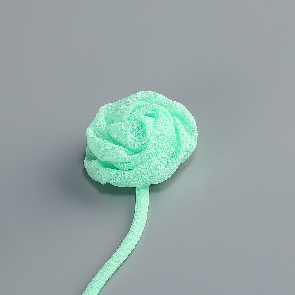 فستان منفوش بفتحة رقبة على شكل هالتر وتفاصيل زهور – أماراواتي