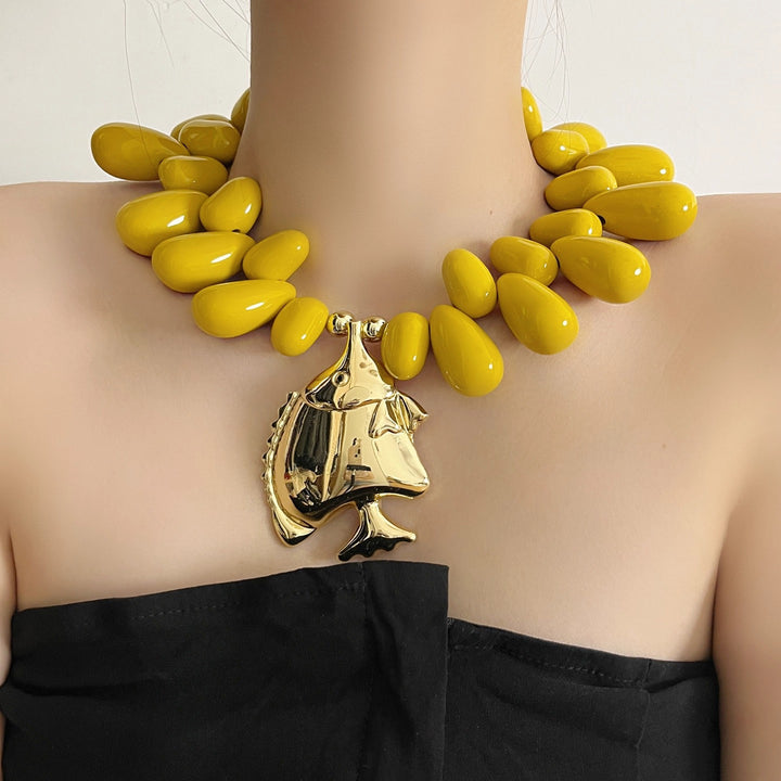 قلادة جريئة من الخرز مع قلادة ذهبية على شكل سمكة – ماريناتلي