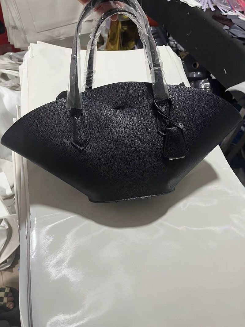 بلوزة مخملية بأكمام طويلة وياقة مزينة – تامر