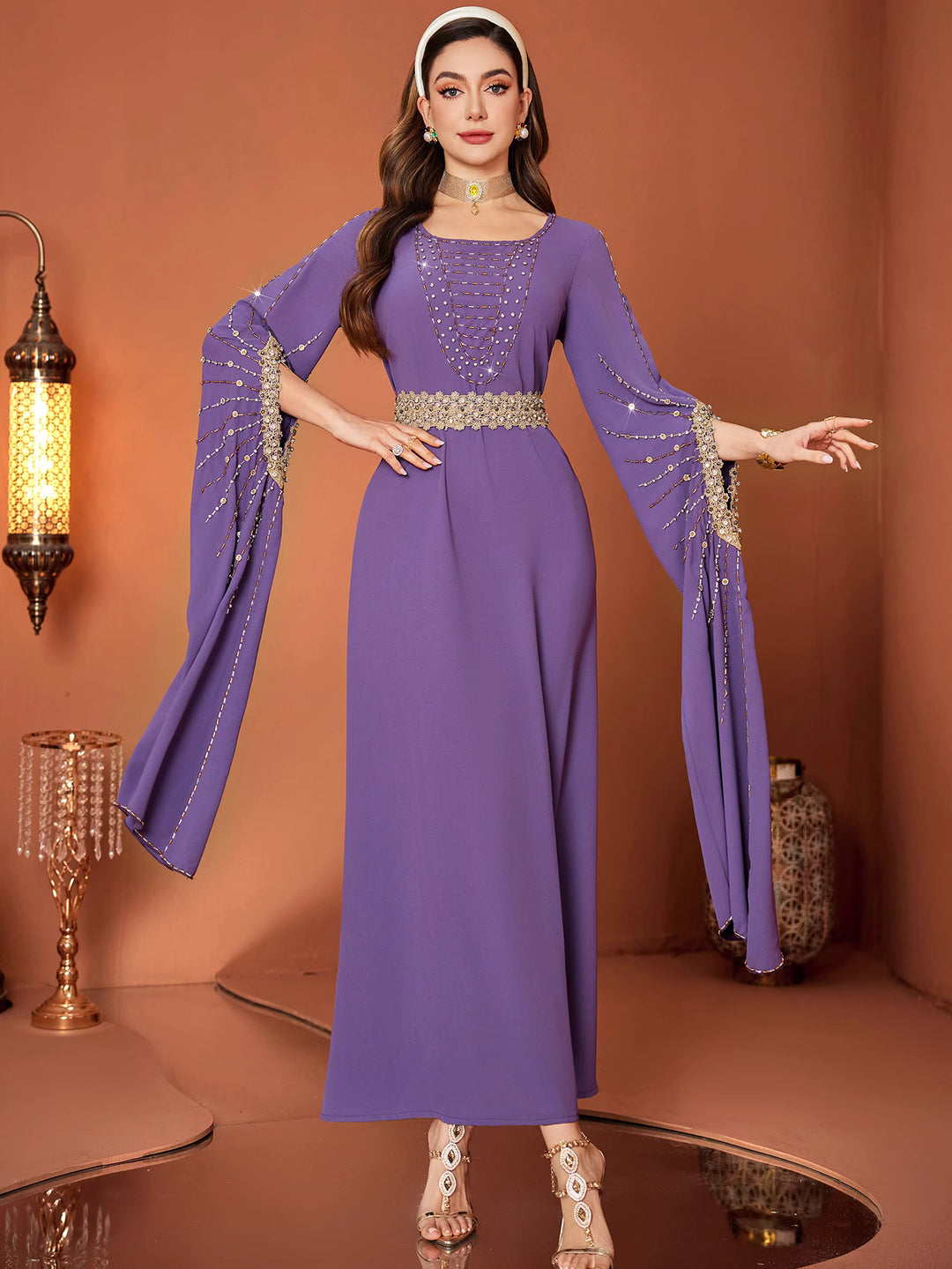 فستان بأكمام واسعة مزخرفة وحزام من الخرز - أميريكسا