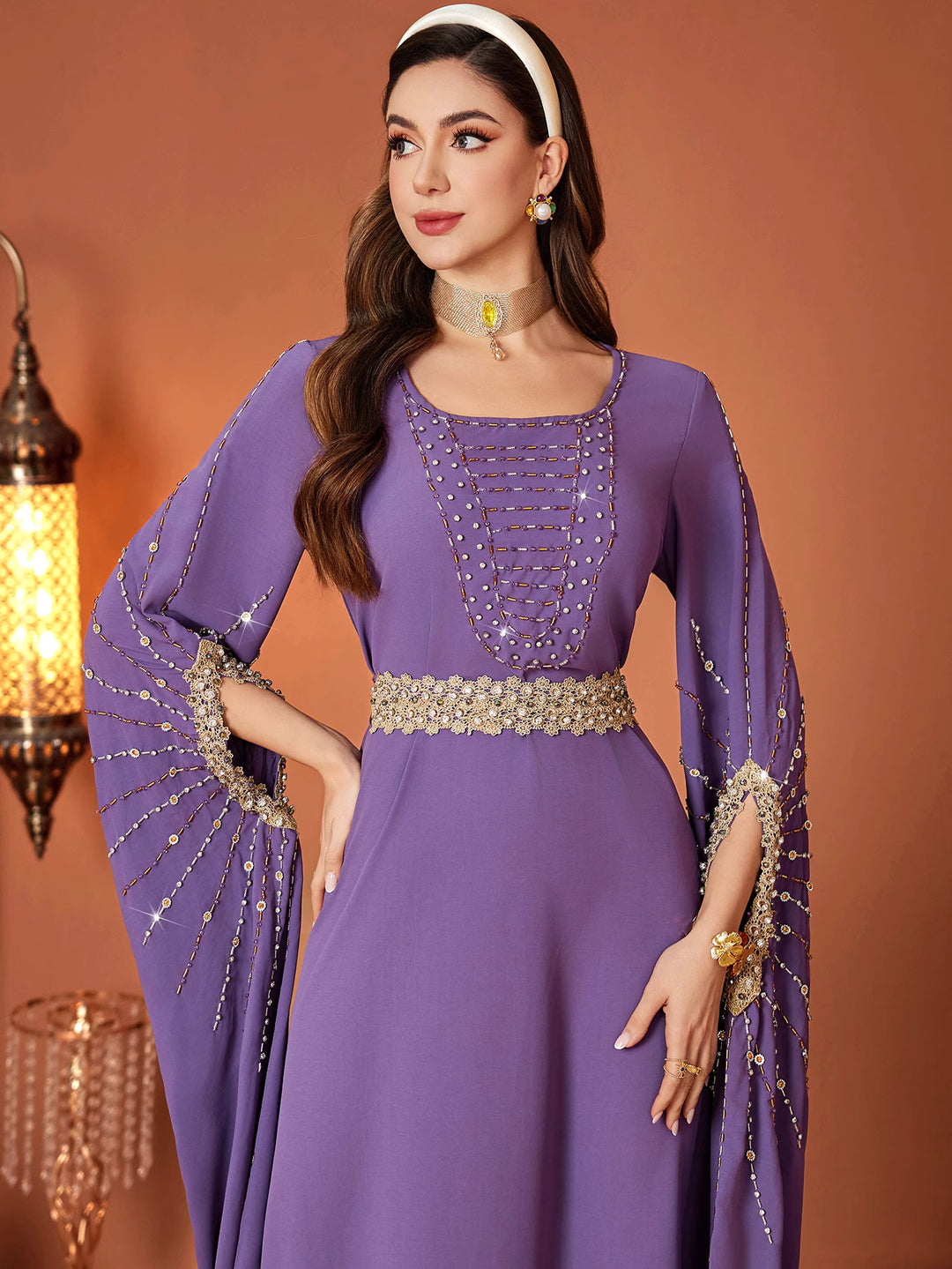 فستان بأكمام واسعة مزخرفة وحزام من الخرز - أميريكسا