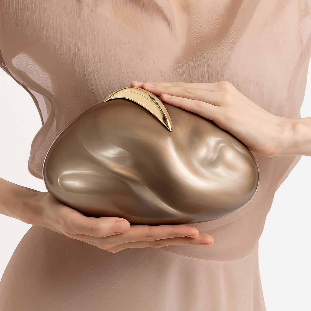 حقيبة كلاتش من الراتنج المنحوت بمشبك هلالي ذهبي – سيليزريت