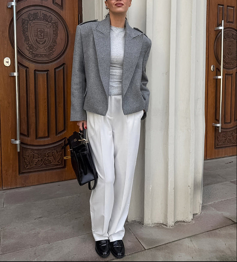 بدلة مصممة خصيصًا بأزرار ذهبية – مارون