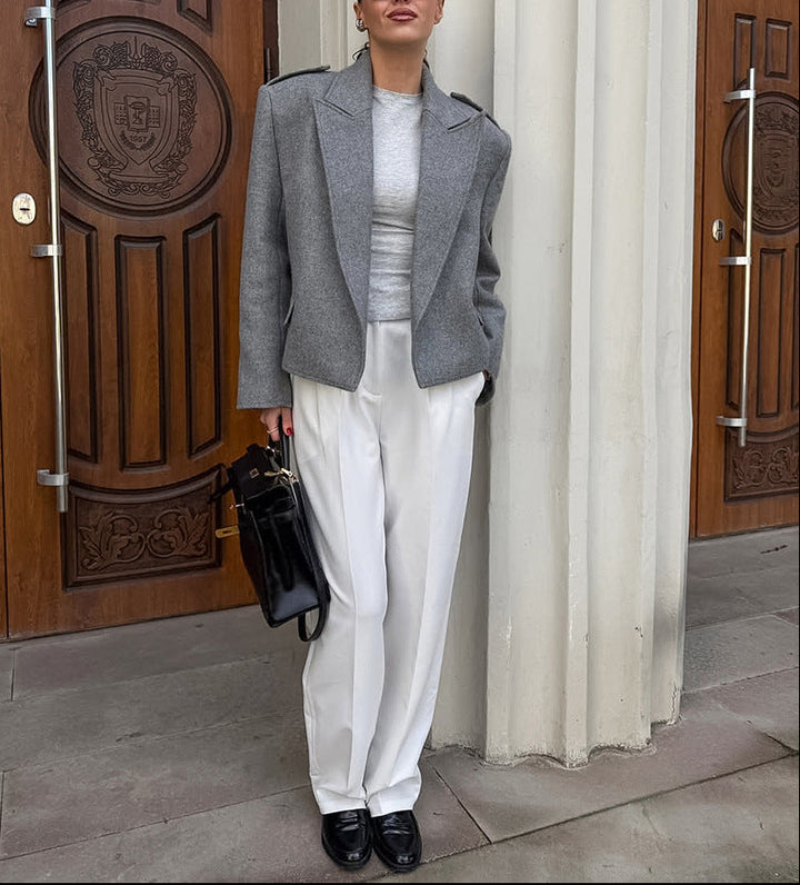 بدلة مصممة خصيصًا بأزرار ذهبية – مارون