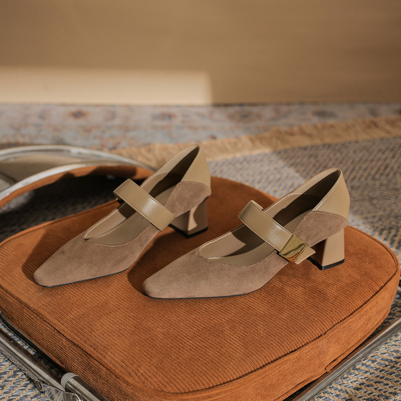 block heel pumps with suede finish and strap detail – AMARAQLU