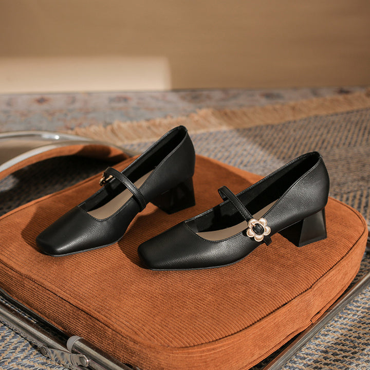 حذاء بكعب عريض مع حزام بإبزيم مزهر – كاميلروي