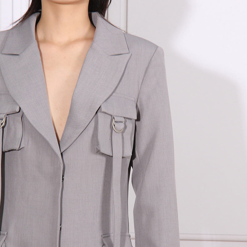 فستان بليزر طويل عملي مصمم خصيصًا بتفاصيل حمالات – غرايسون