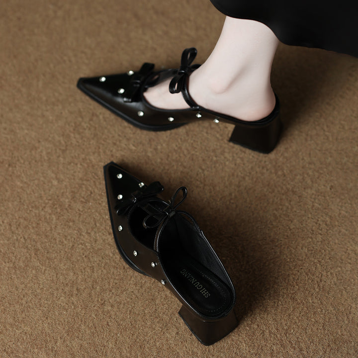 حذاء ميول مدبب بحزام فيونكة مرصع بالمسامير – نوراوتي