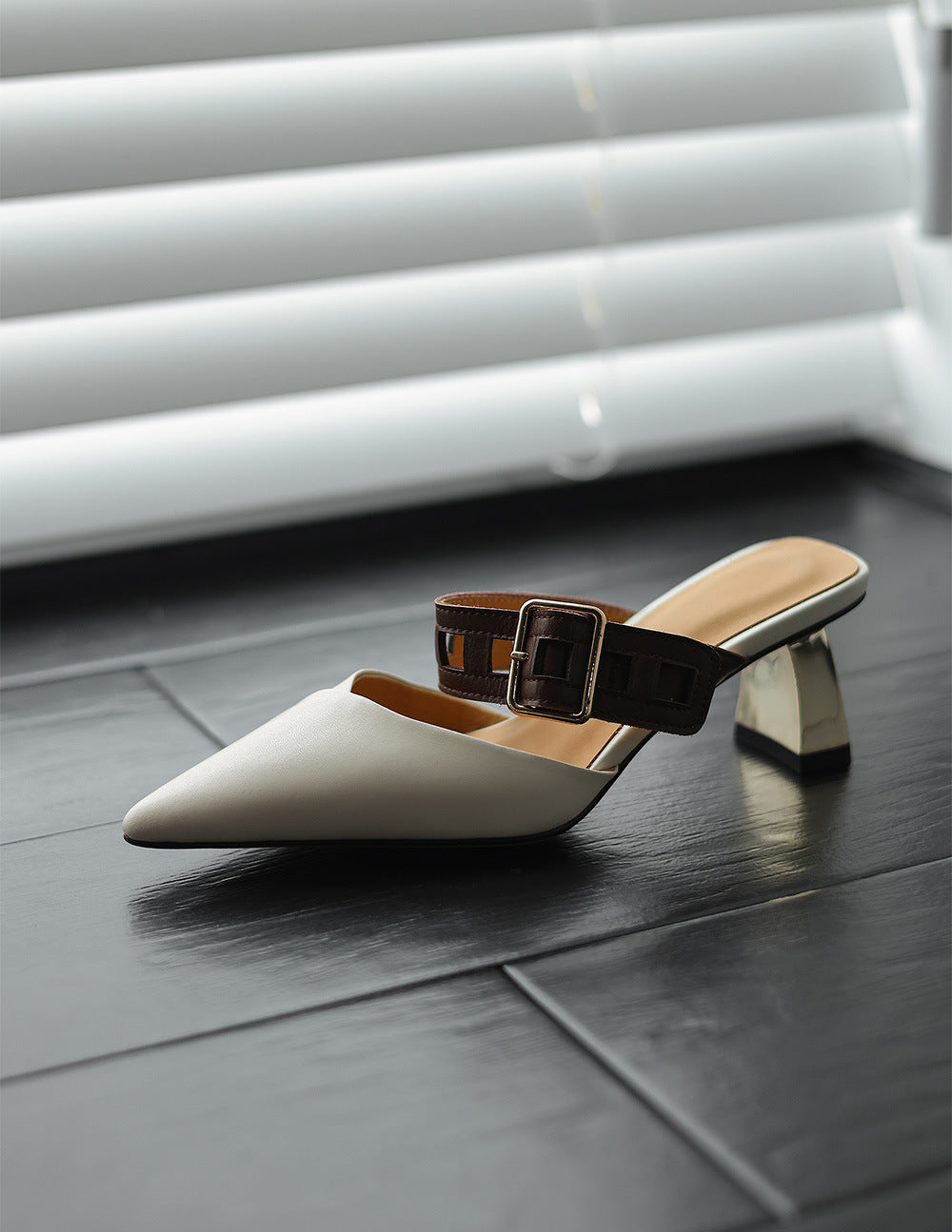 حذاء ميول مدبب بحزام بإبزيم وكعب سميك – نوفاكتو