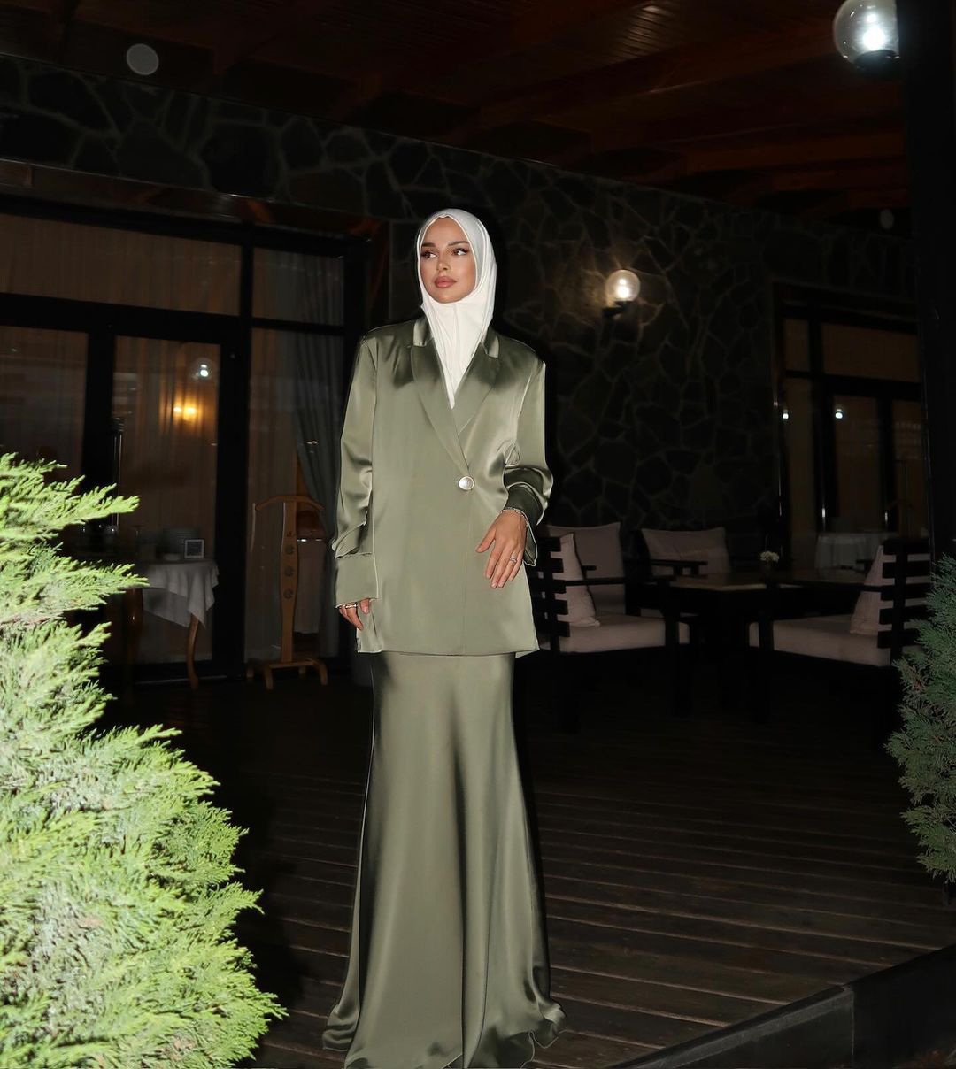 طقم بليزر ساتان وبنطال واسع الساقين – أوليفيا