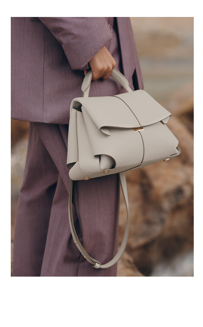 gewebte Rattan-Tragetasche mit doppelten Ledergriffen – LÉONIE 