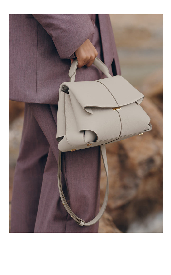 gewebte Rattan-Tragetasche mit doppelten Ledergriffen – LÉONIE 