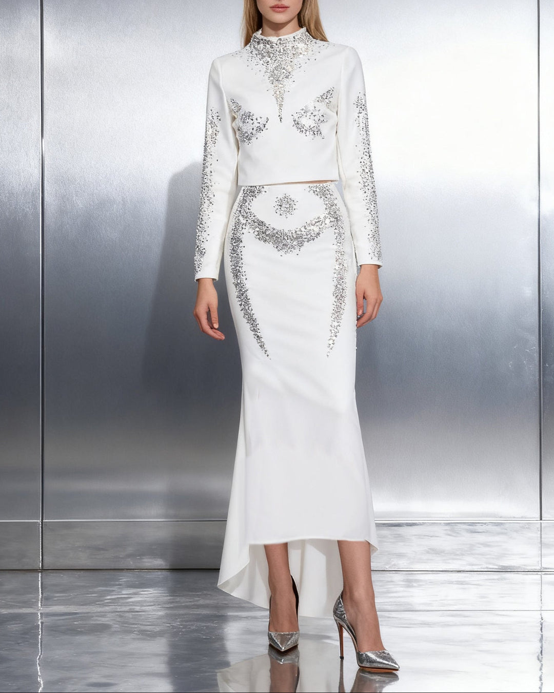 طقم مكون من بلوزة قصيرة مزينة بياقة عالية وتنورة بتصميم حورية البحر - أولوندا